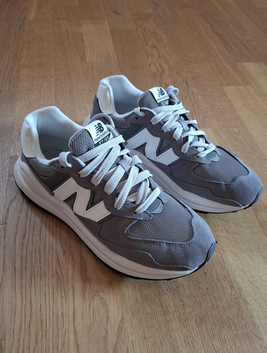 New balance sneakers - new,